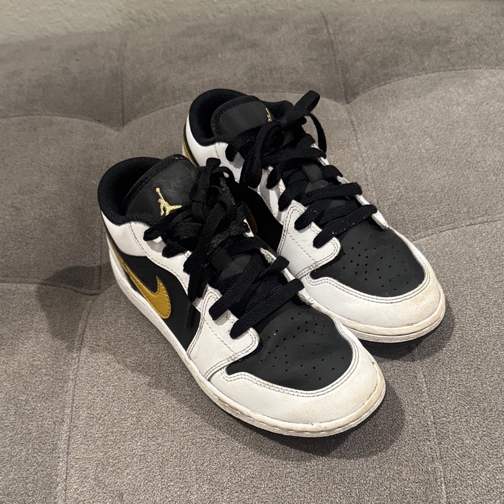 Jordan Boy’s Black and Gold Sneakers SIZE 4Y